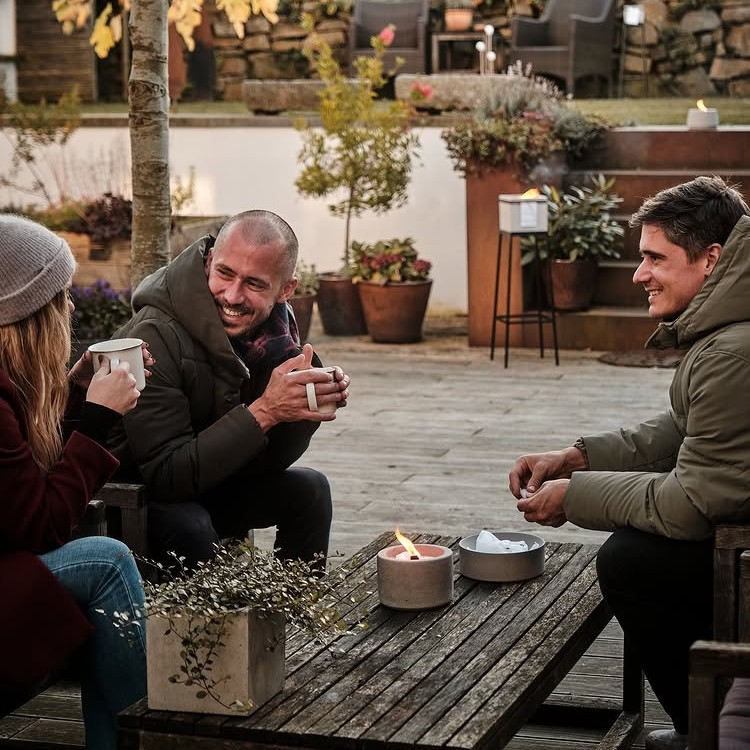 Betonfeuer Solo auf Tisch, Betonfeuer Beske, Outdoorkerze; Wachsfresser,Kerzenrecycling, unendliche Kerze