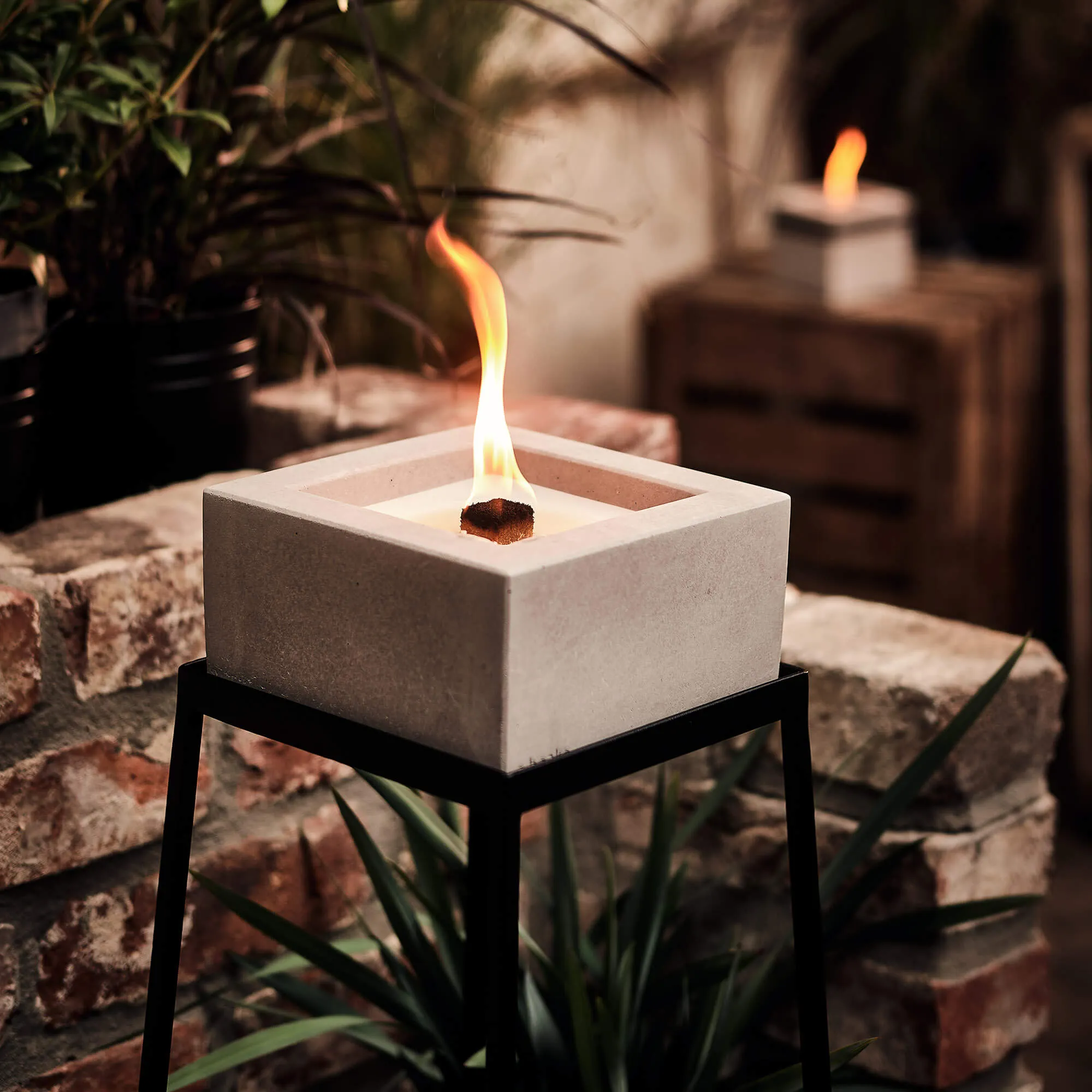 betonfeuer-kula-staender-garten-abend-stimmung-webp betonfeuer-kula-staender-garten-abend-stimmung.webp