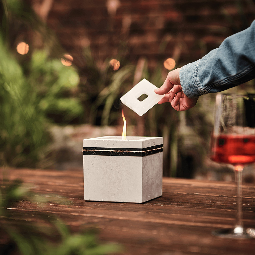 Betonfeuer Kea in Aktion – Nachfüllwachs wird in Wachsfresser nachgelegt