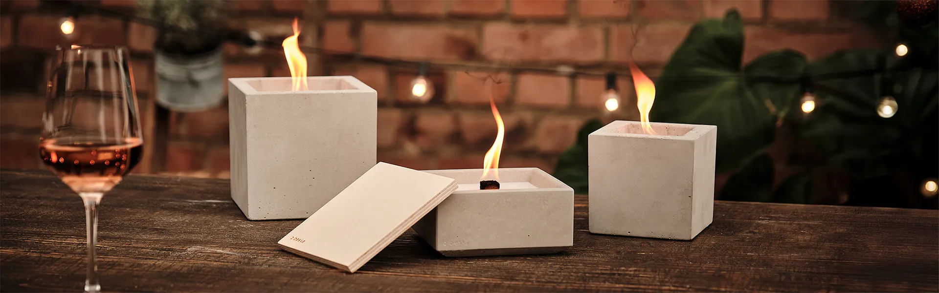 Szenenbild mit den Betonfeuern Fuego, Meru-L und Kea in entspannter Stimmung und flackernden Flammen