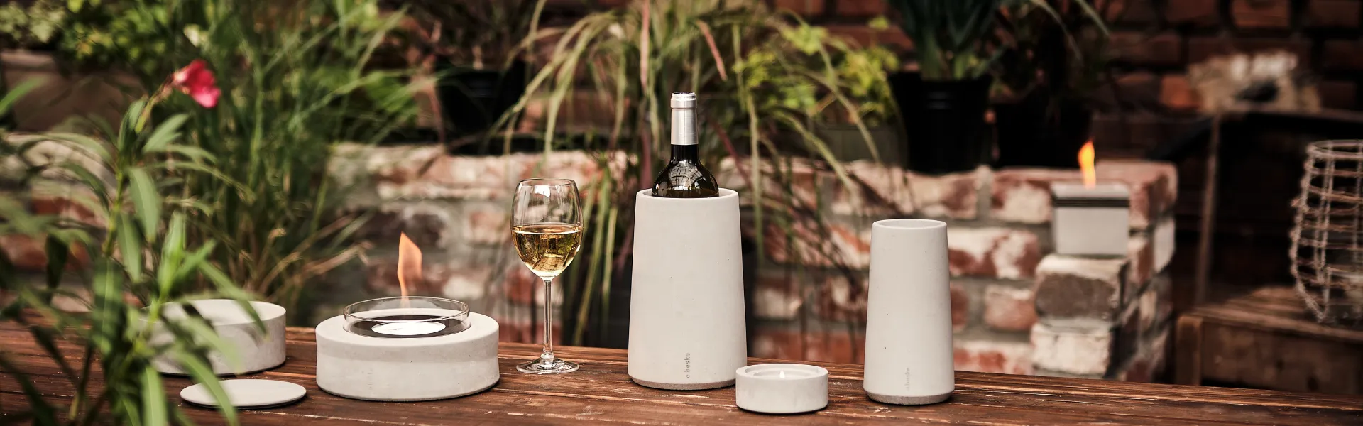 Angebotsprodukte in Gartenszene Romantisch mit Weinkühler und B-Ethanolfeuer Koro