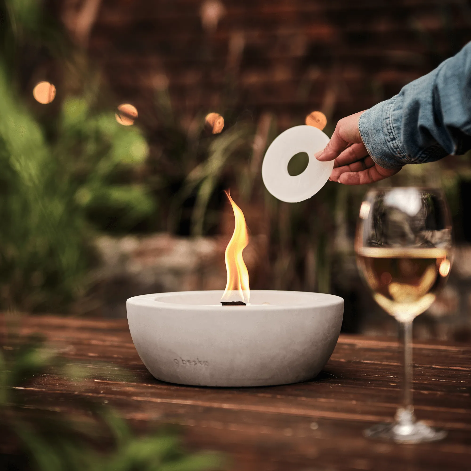 betonfeuer-savo-nachfuellwachs-nachlegen-outdoor-feuer