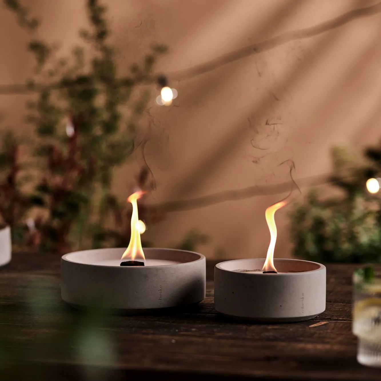 Suma-L und Suma-M in Abendstimmung auf einem Tisch in Garten