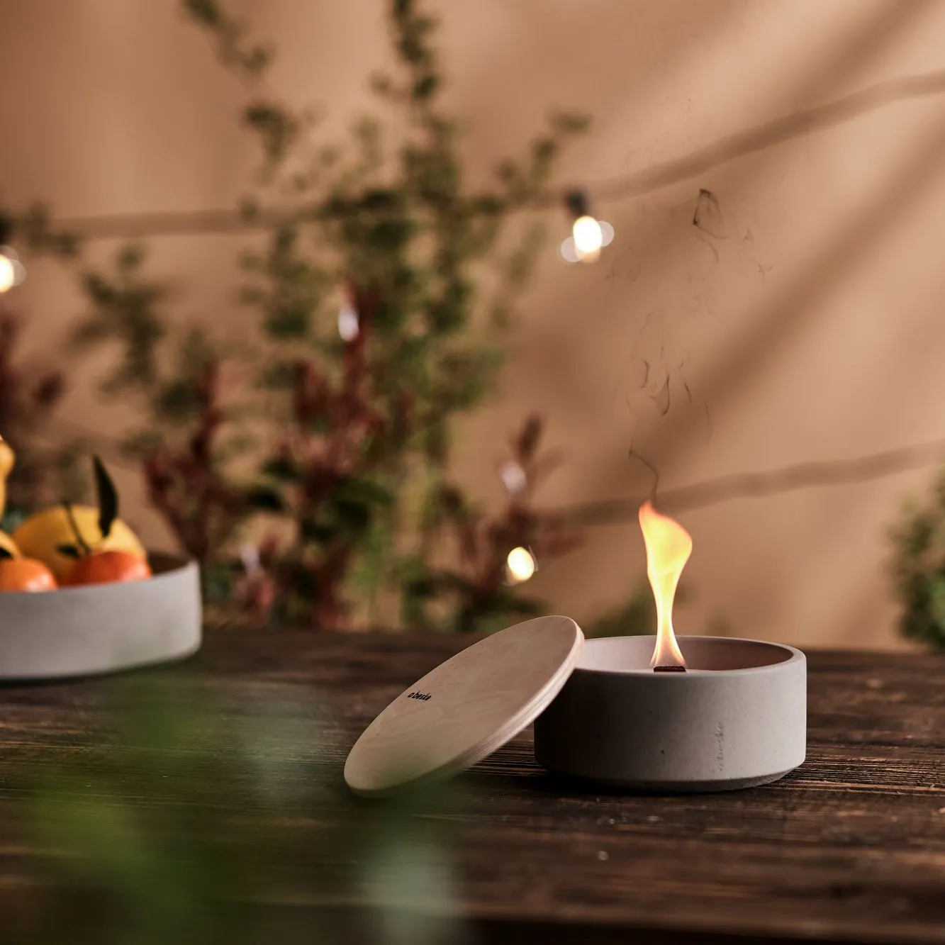 Betonfeuer Suma-M mit Holz Löschbrett in Ambiente